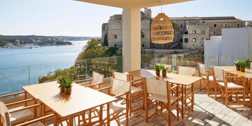 马翁加泰罗尼亚港瞭望台酒店的一间带桌椅并享有水景的餐厅
