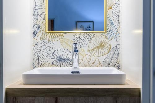 罗什莫尔La Tour Des Remparts的浴室设有白色水槽和镜子