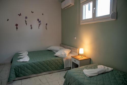 古卡斯特隆Comfort House Mimosa 1的带窗户的客房内设有两张单人床。