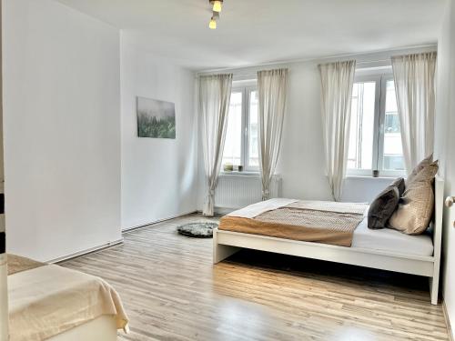 汉诺威Design Apartment - Kingsize Bett - Küche - Zentral的白色卧室设有床和窗户