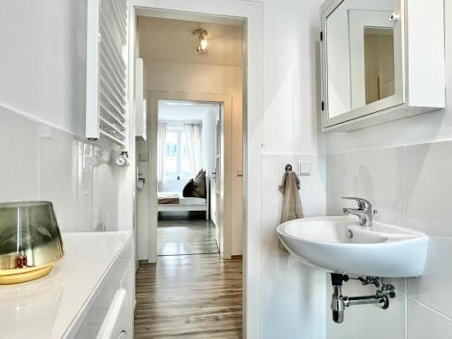 汉诺威Design Apartment - Kingsize Bett - Küche - Zentral的白色的浴室设有水槽和镜子