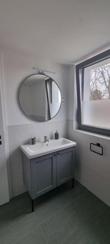 蒂豪尼Vánkoska Apartman Tihany的白色的浴室设有水槽和镜子