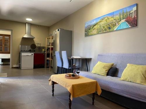 Sabina AltaCasa rural con vistas maravillosas en Arico的客厅配有蓝色的沙发和桌子