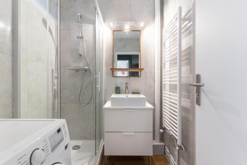 南特Joli Appartement avec Garage sur l'Île de Nantes的白色的浴室设有水槽和淋浴。