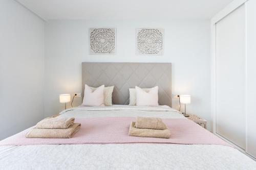 拉特吉塔Home2Book Stylish & Relax Attic La Tejita, Pool的一间卧室配有一张大床和两条毛巾