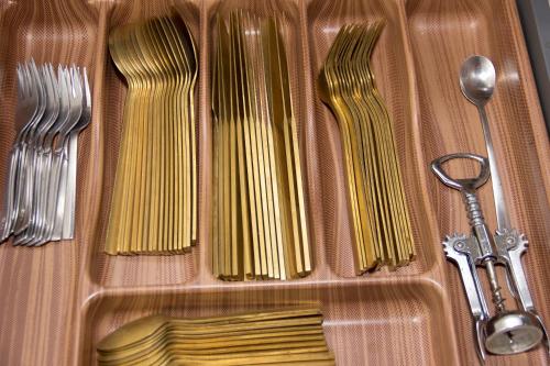 圣尼古拉奥斯Kika Residences的塑料托盘,上面有叉子和面食,还有一对剪刀
