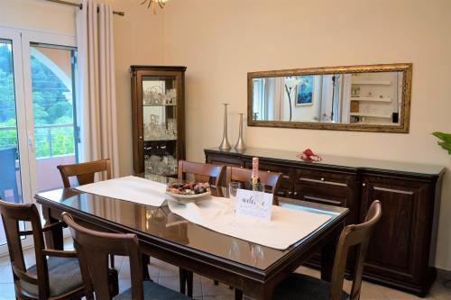波塔莫斯La Bella Vita - Luxury Holiday House close to Corfu Town的一间带桌子和镜子的用餐室