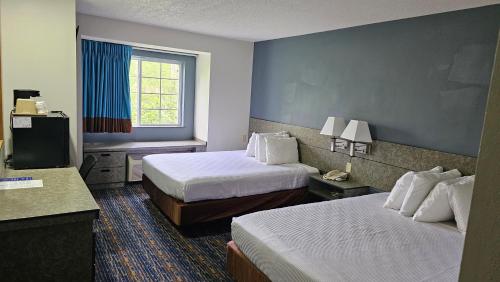 MarienvilleSureStay Hotel by Best Western Marienville的酒店客房设有两张床和电视。