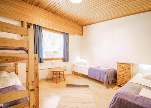 艾赫泰里Honkiniemi的一间卧室设有两张双层床和一扇窗户。