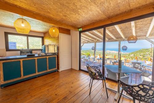 Santa-Reparata-di-Balagna巴加多恩度假酒店的一间厨房和海景用餐室