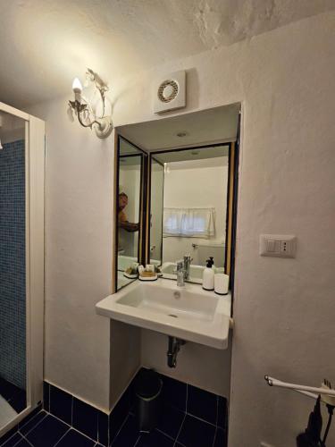 莱里奇White Lerici的一间带水槽和镜子的浴室