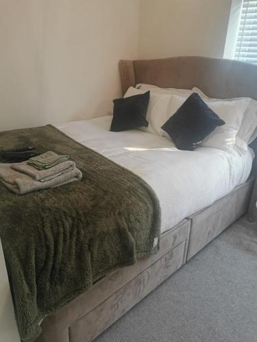 Burton House的床上有毯子和枕头