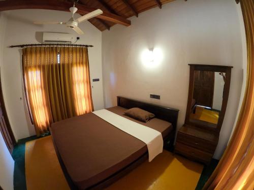 阿鲁甘湾Sunrise Cabanas的一间小卧室,配有一张床和镜子