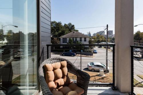 奥斯汀Capitol View Condos by One Fine Bnb - Paramount的阳台的藤椅,享有停车场的景色