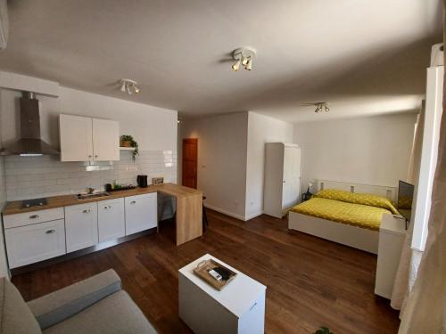 赫瓦尔Apartment Lilly with Amazing City View的一间带床和厨房的客厅