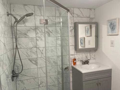 布雷登顿Home in Arbor Terrace Resort的带淋浴和盥洗盆的浴室