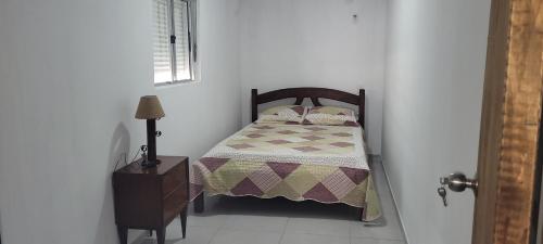 派桑杜Apartamento Romian的一间小卧室,配有床、床头柜和一张西德西德西德床