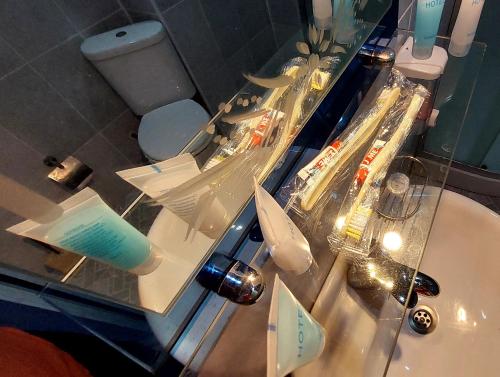 库塔伊西Hotel Max Comfort的浴室设有水槽和带牙刷的台面。