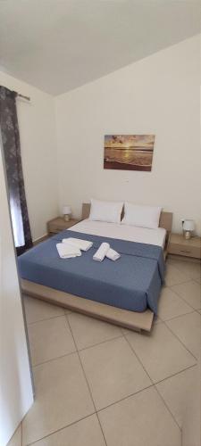 斯卡拉马里昂Anna Maria Apartment的一间卧室配有一张床,上面有两条毛巾