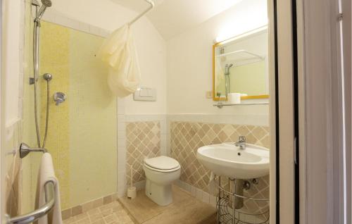 Santa LiberataLovely Home In Porto S,stefano With Wifi的一间带卫生间和水槽的浴室