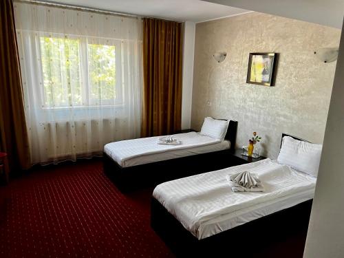 LuminaHanul Kartali的酒店客房设有两张床和窗户。