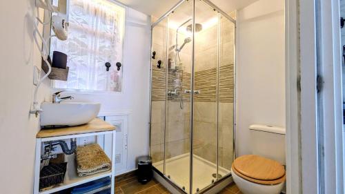布鲁内特Amplio apartamento independiente con terraza的带淋浴、卫生间和盥洗盆的浴室