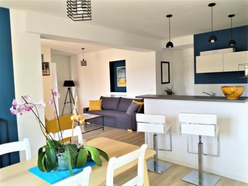拉隆德莱丝莫里斯Superbe bas de villa 80 m2 très calme et frais avec vue magnifique 6 couchages的客厅配有沙发和桌子