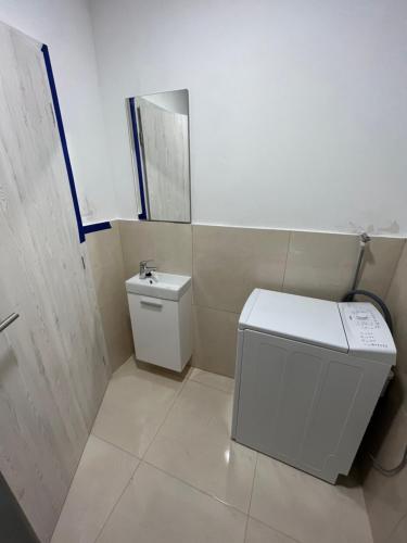 GradacApartman KIPKOP的一间带卫生间和镜子的小浴室