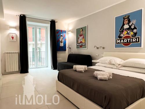那不勒斯Il Molo的卧室配有两张床和墙上的海报