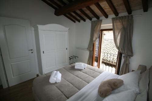 阿西西Residenza Porta Perlici Assisi Apartment的一间卧室配有一张床,上面有两条毛巾