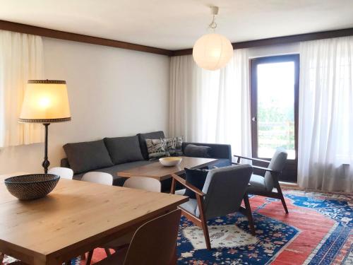 基茨比厄尔Haus Astrid的客厅配有沙发和桌椅