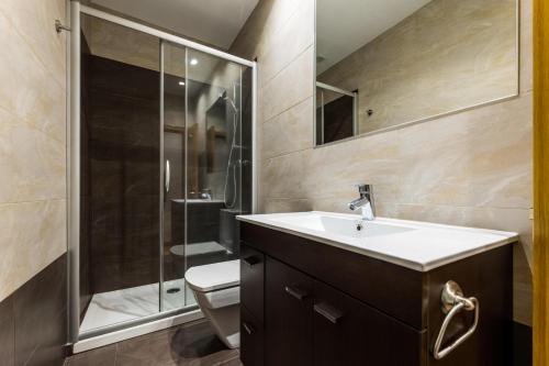 圣塞瓦斯蒂安ONDARRA Suite Apartment的浴室配有卫生间、盥洗盆和淋浴。