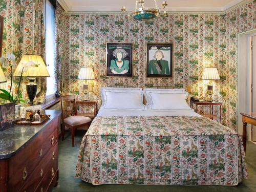 巴黎杜克圣西蒙酒店的一间卧室配有一张床和花卉壁纸