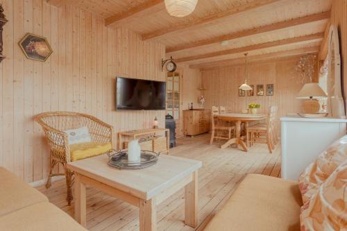 LeynarStunning Sea View - 3BR - Beach - Scenic Village的客厅配有沙发和桌子
