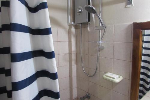 尼格瑞尔Nelsons Retreat的带淋浴和浴帘的浴室