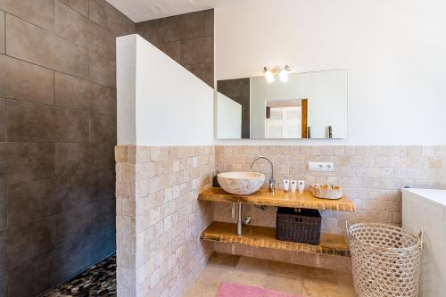 莱斯托伦斯港Sunset Villa Cala Tarida & Cala Comte & Cala Bassa的一间带水槽和镜子的浴室