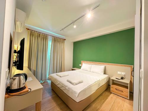 马尔马里斯Club Sema Suite Hotel的一间卧室设有一张床和绿色的墙壁