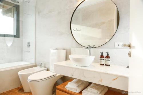 厄尔查尔坦Kaulem Hotel Boutique的白色的浴室设有水槽和镜子
