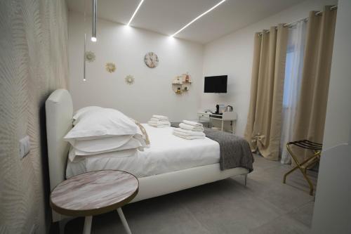 巴里Arco Alto Rooms的白色卧室配有床和桌子