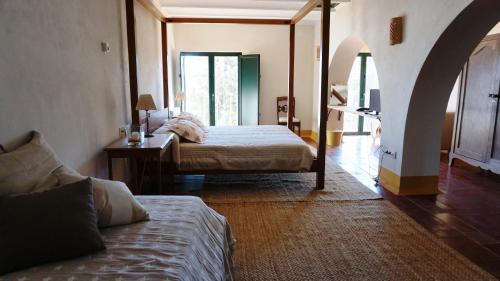 列雷纳科尔蒂霍德维加格兰德酒店的一间卧室配有两张床和一张桌子及一张桌子。