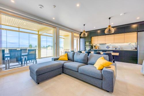 卡拉约基Seaview Villa Resort的带沙发的客厅和厨房
