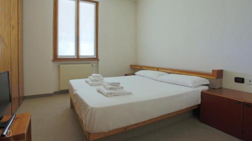 圣费德勒·因特尔维Italianway - San Rocco 73的一间卧室配有一张大床和毛巾