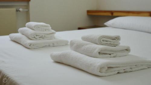 圣费德勒·因特尔维Italianway - San Rocco 73的三条毛巾堆在床上