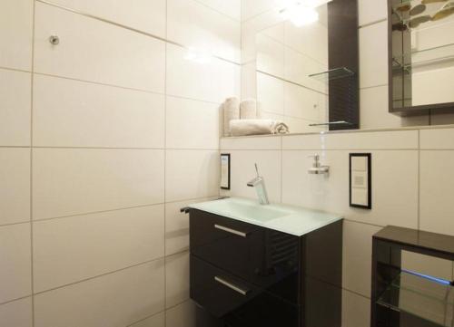 万根沃格WoogeQueen - 112 m² Luxus mit direktem Meerblick的一间带水槽和镜子的浴室