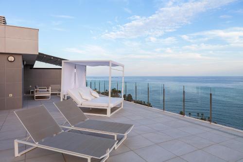 比利亚霍约萨Blue Line Apartment Hotel的海景阳台。