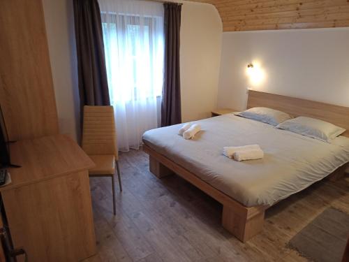 克尔茨什瓦拉乡Casa Iulia & Matei的一间卧室配有一张床,上面有两条毛巾