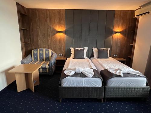 内塞伯尔Saint George - Old Nesebar的酒店客房,配有两张床和椅子
