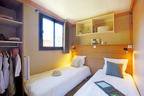昂热CityKamp Angers的一间卧室设有两张床和窗户。