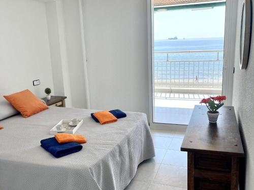 拉皮内达APARTBEACH BELL RACO ESQUINERO y FRENTE PLAYA的一间卧室设有一张床,享有海景