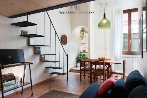 恩波利Appartamenti Ridolfi的客厅设有螺旋楼梯和桌子